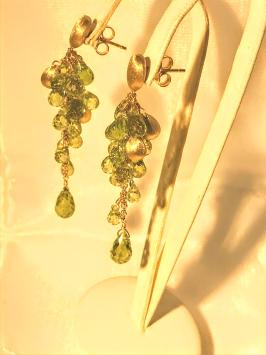 Geelgouden oorhangers met Peridot